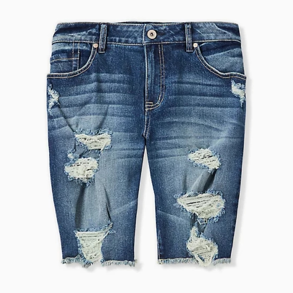 ❤️NWOT TORRID LOW RISE BERMUDA SHORT - MEDIUM WASH
